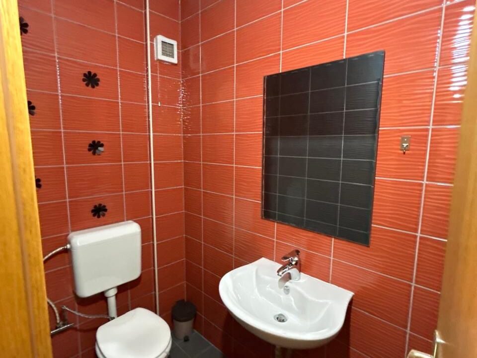 Banes ne Emshir mbi picerin Ambient Pizza Property ID 2026-117-3